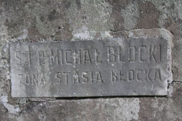 Inscription of the tomb of the Blocki family and Henryk Iwanowski, Na Rossie cemetery in Vilnius, as of 2013