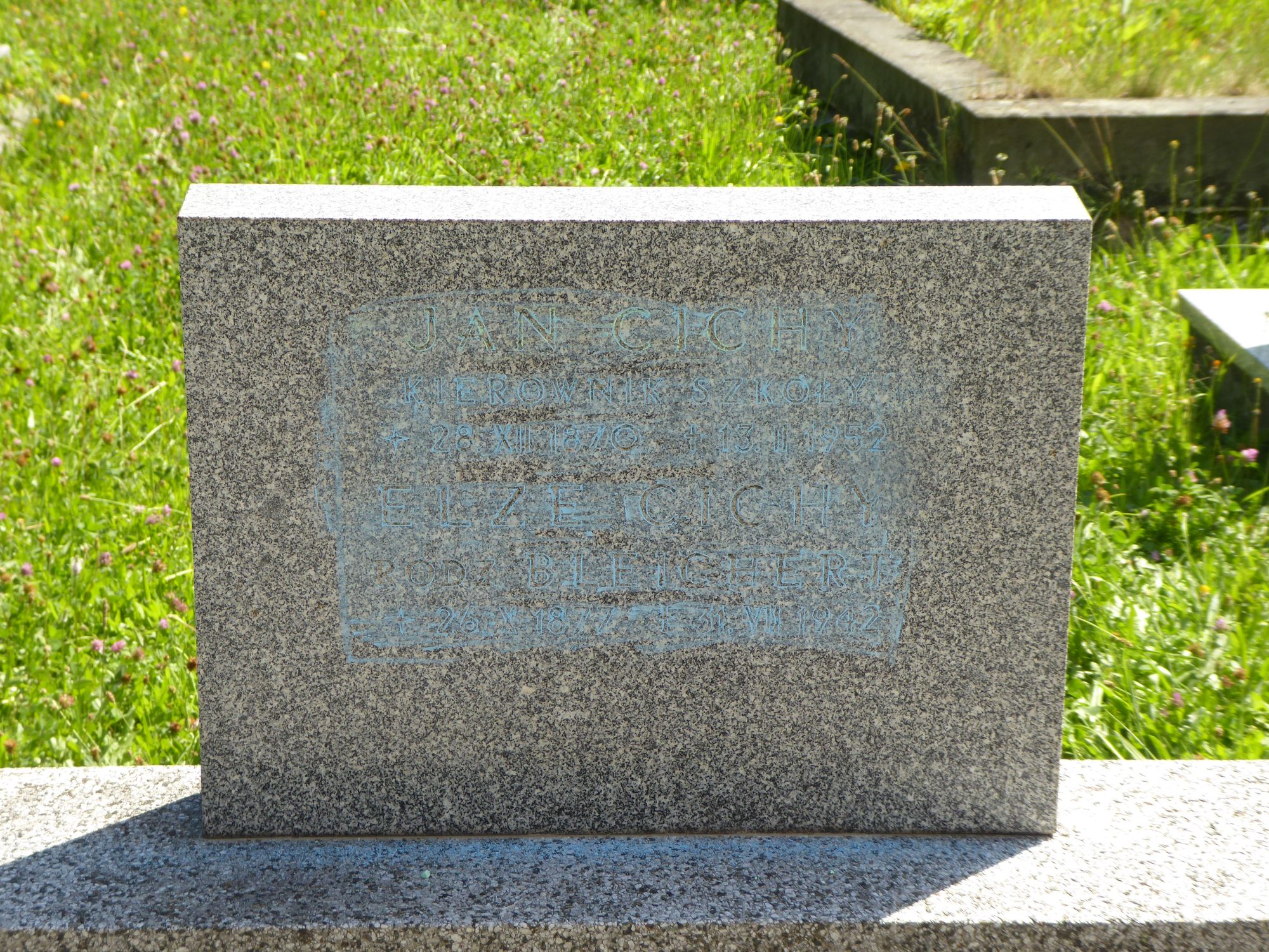 Fragment nagrobka Jana Cichego i Elze Cichego z cmentarza czeskiej części Śląska Cieszyńskiego, stan z 2022 r.