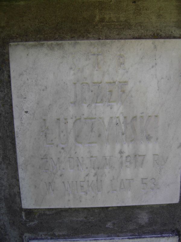 Tablica inskrypcyjna z grobowca Anny Juszkiewcz i rodziny Łuczyńskich, cmentarz Na Rossie w Wilnie, stan z 2013 roku
