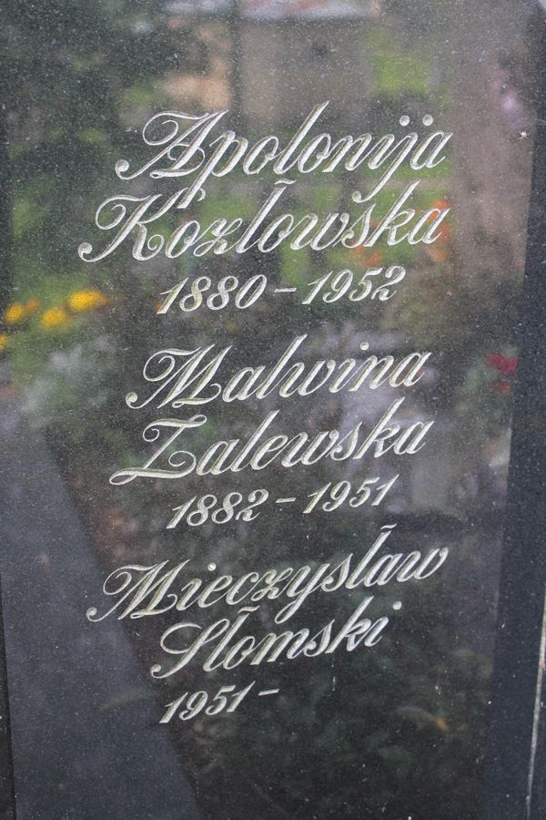 Inscription of the tomb of Apolonia Kozłowska, Irena and Mieczysław Słomski, Malwina Zalewska, Na Rossie cemetery in Vilnius, as of 2013