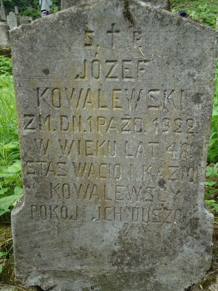 Inskrypcja na nagrobku Józefa, Kazia, Stasia i Wacia Kowalewskich, cmentarz na Rossie w Wilnie, stan z 2013