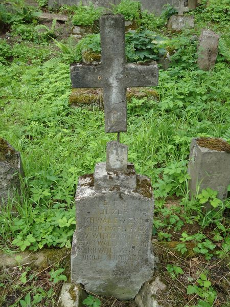 Zwieńczenie nagrobka Józefa, Kazia, Stasia i Wacia Kowalewskich, cmentarz na Rossie w Wilnie, stan z 2013