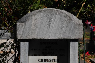 Nagrobek rodzin Śniegoń i Chwistek oraz Heleny Kukuczki. Stela z krzyżem i liściem laurowym, wyryte nazwiska i daty.