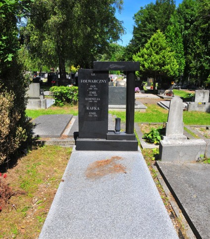 Nagrobek rodziny Folwarcznych, i Emila Kafki