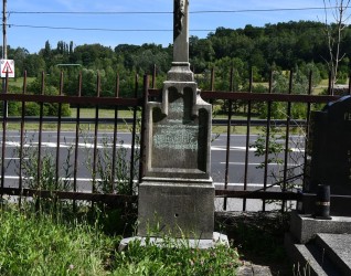 Grób oznaczony krzyżem na cokole z tablicą inskrypcyjną. Marmurowa podstawa wspiera cokół zakończony uskosem, z fryzem arkadowym i rytą inskrypcją. Krzyż ma sfazowane ramiona. Otoczony betonową opaską.