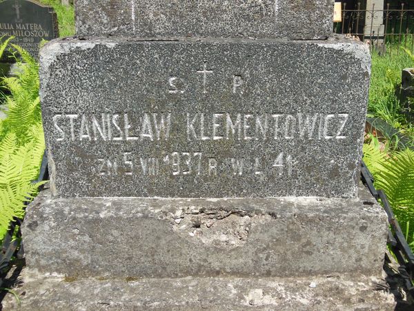 Plinth of the gravestone of Stanislaw Klementowicz, Na Rossie cemetery in Vilnius, as of 2013