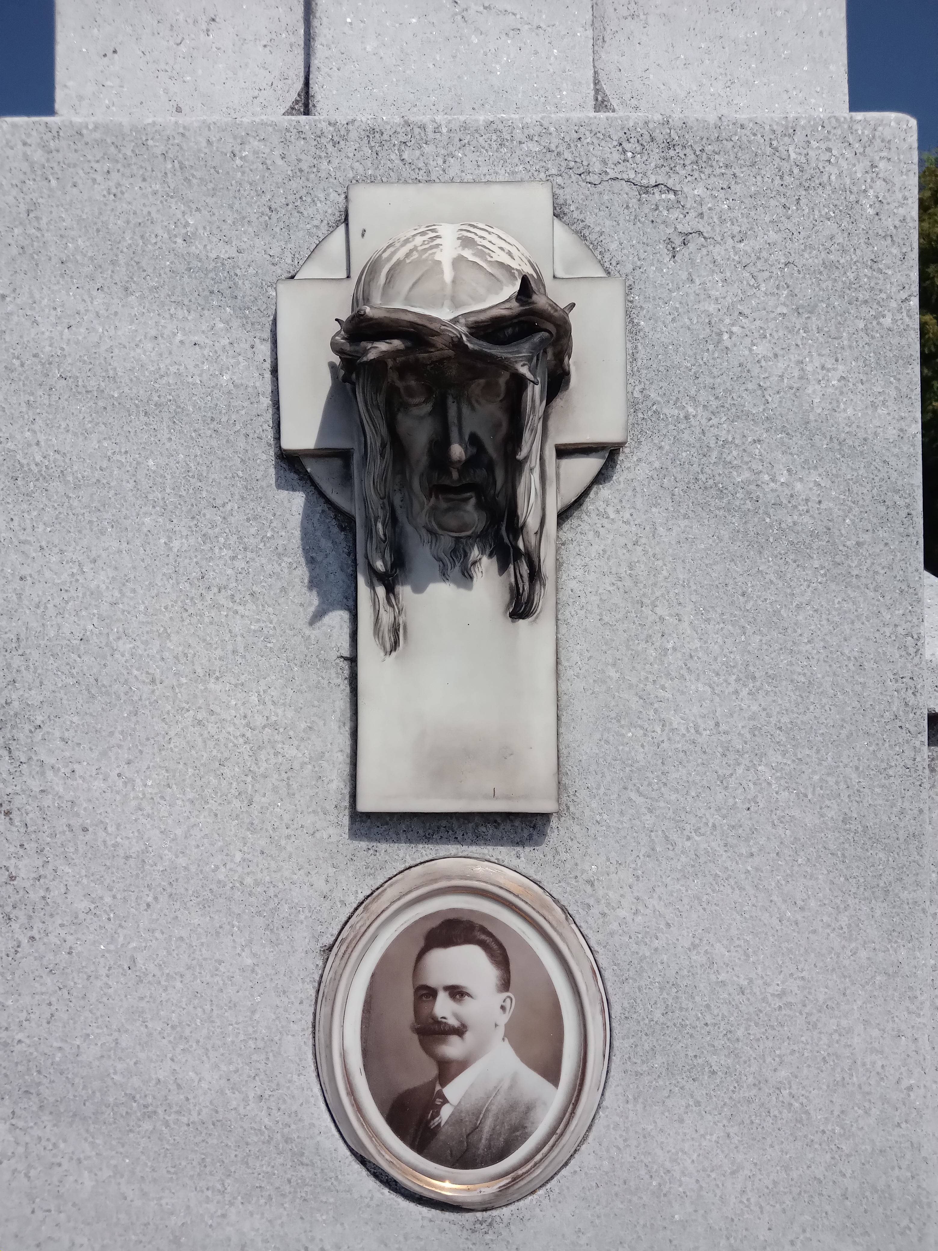 Photo montrant Tombstone of the Sosna family, Alois Svoboda and Boleslawa Sosnová