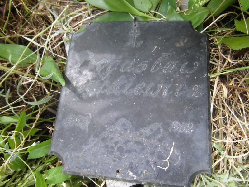 Fragment nagrobka Bogusława Mackiewicza, cmentarz na Rossie w Wilnie, stan z 2014