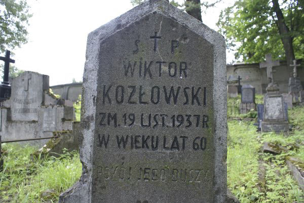 Inskrypcja z nagrobka Wiktora Kozłowskiego, cmentarz Na Rossie w Wilnie, stan z 2013 r.