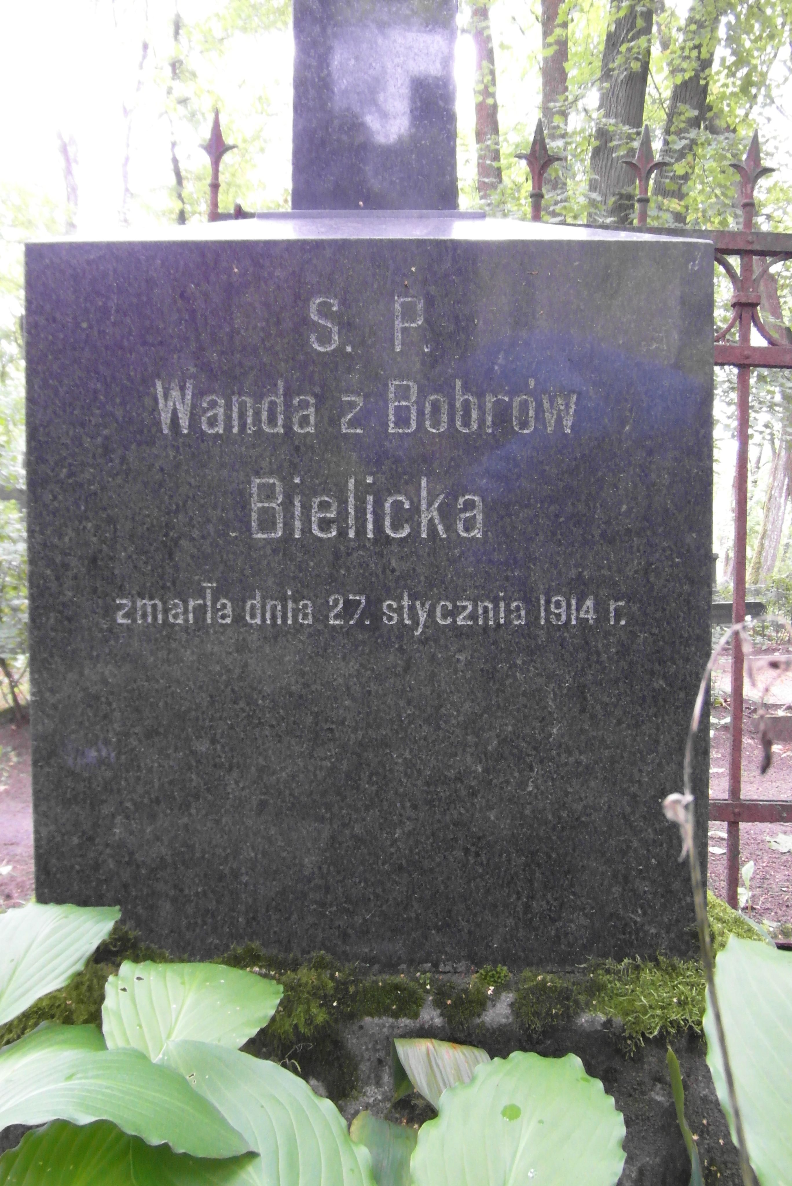 Inscription from the tombstone of Wanda Bielicka, St Michael's cemetery in Riga, as of 2021.