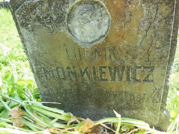 Fragment nagrobka Ludwika Monkiewicza, cmentarz na Rossie w Wilnie, stan z 2013