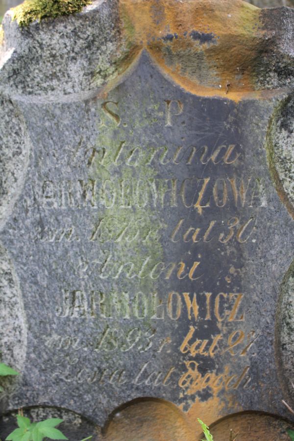 Inscription on the gravestone of Antoni, Antonina and Zosia Yarmolovich, Na Rossie cemetery in Vilnius, as of 2013