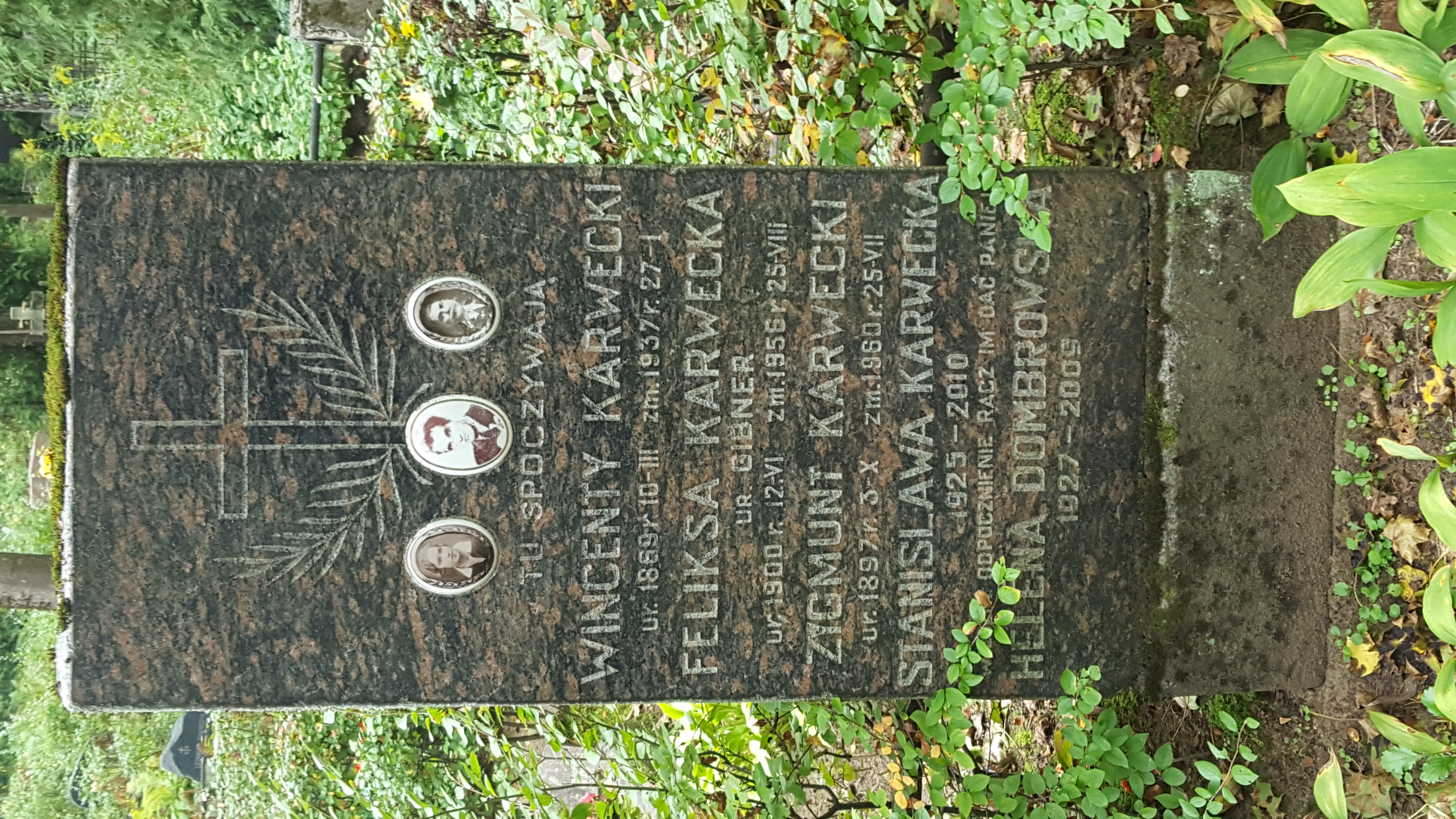 Nagrobek rodziny Karweckich i Helēny Dombrowskiej, cmentarz św. Michała w Rydze, stan z 2021 r.