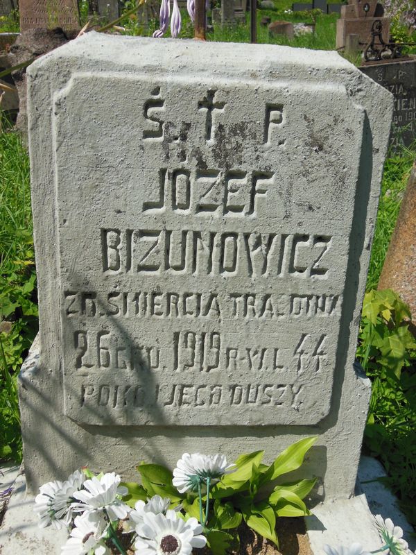 Plinth of the gravestone of Józef Bizunowicz and N.N., Na Rossie cemetery in Vilnius, as of 2013
