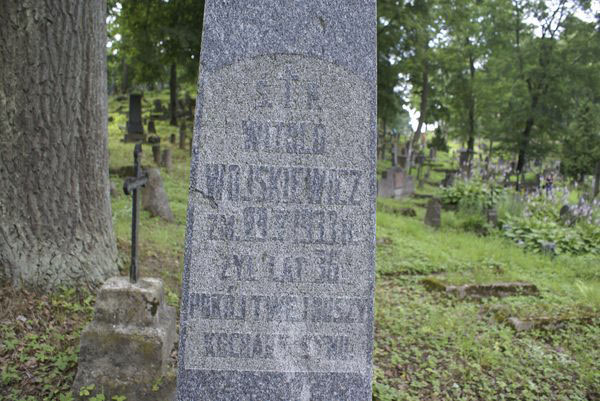 Inscription from the gravestone of the Wojskiewicz family, Na Rossie cemetery in Vilnius, as of 2013.
