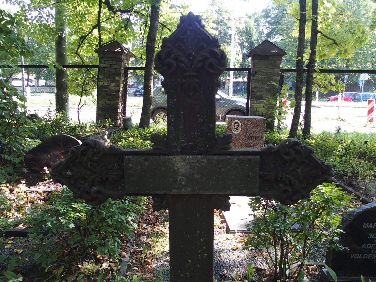 Fragment nagrobka Marii Lauterer, Marty Lauterer i Samuela Przyszeckiego, cmentarz św. Michała w Rydze, stan z 2021 r.