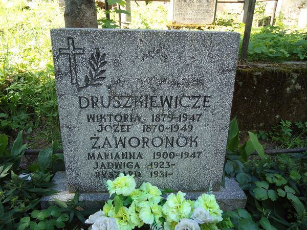 Inscription on the gravestone of Józef and Wiktoria Druszkiewicz and Jadwiga Żaworonok-Buchowska, Marianna and Ryszard Żaworonok, Ross Cemetery in Vilnius, as of 2013