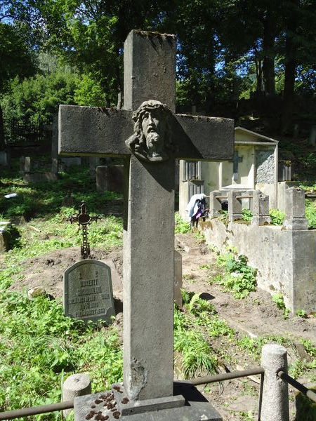 Zwieńczenie nagrobka Marcjanny i Sergjusza Burłuckich, cmentarz na Rossie w Wilnie, stan z 2013