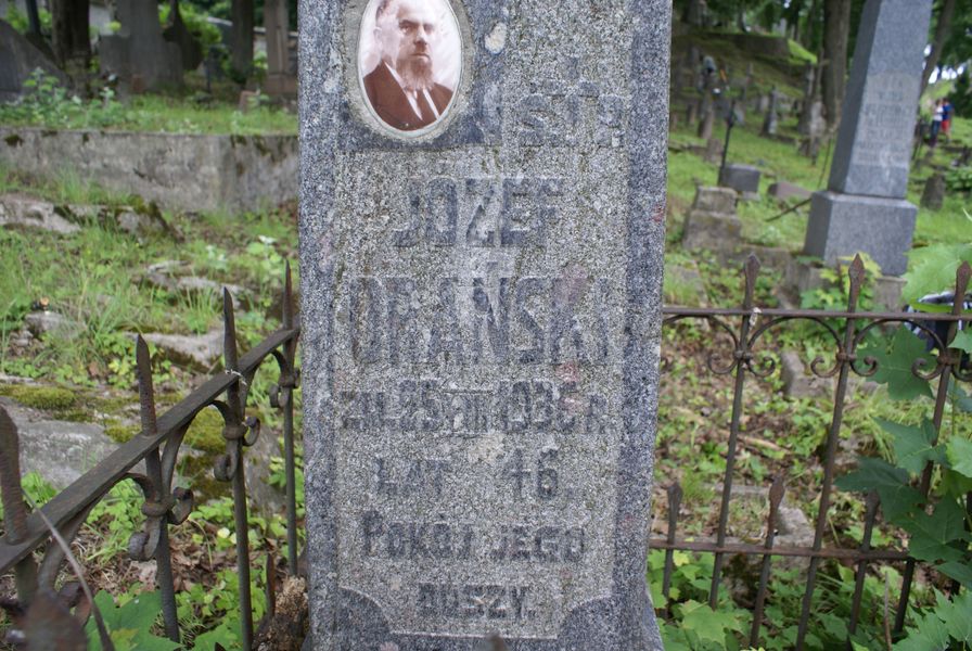 Fragment nagrobka Zofii i Józefa Orańskich, cmentarz Na Rossie w Wilnie, stan z 2013 r.