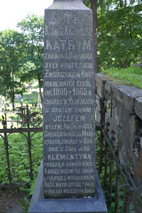 Cokół z nagrobka rodziny Kątrym, cmentarz na Rossie w Wilnie, stan z 2013 r.