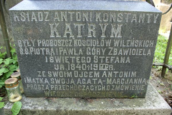 Fragment z nagrobka rodziny Kątrym, cmentarz na Rossie w Wilnie, stan z 2013 r.