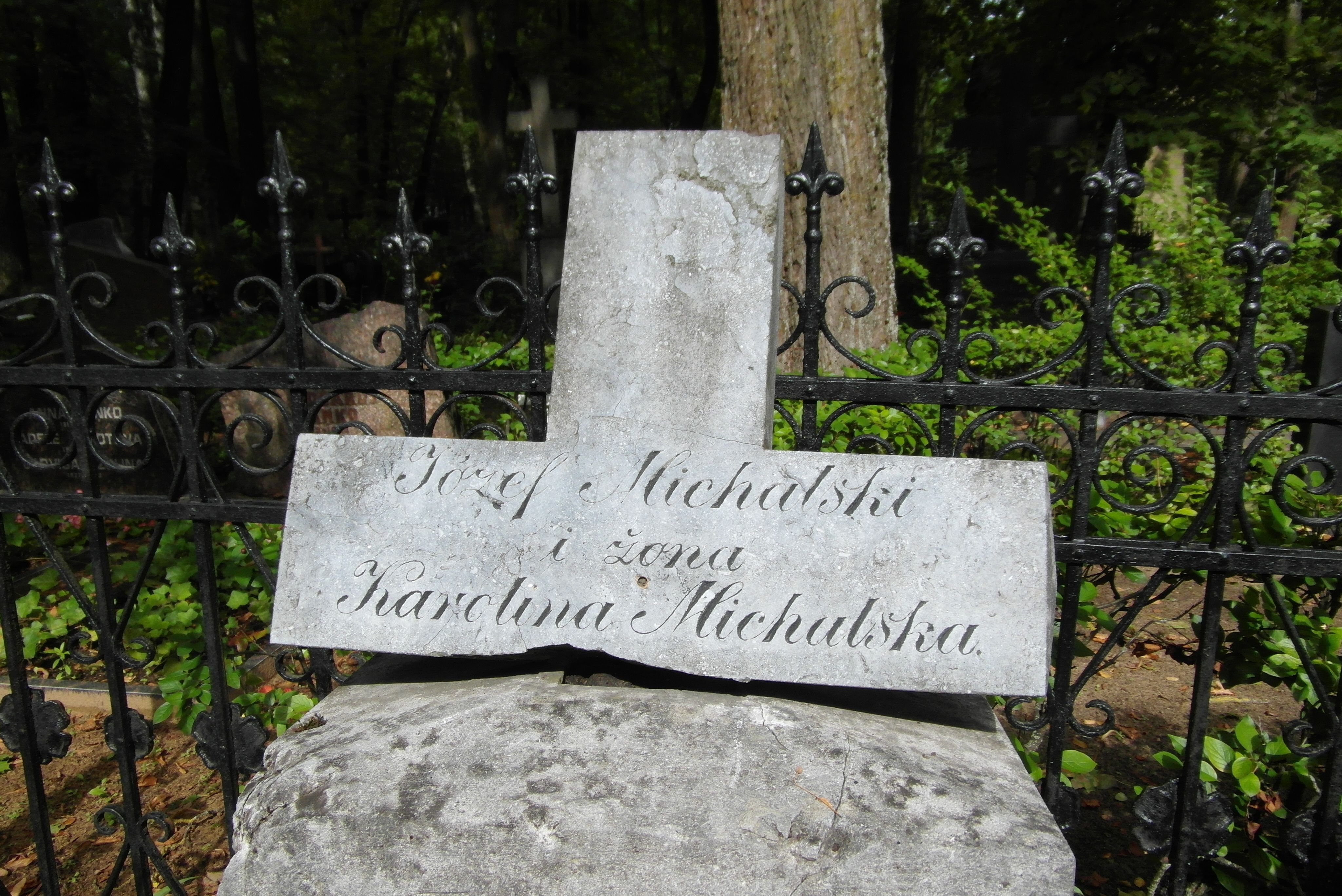Napis z nagrobka Józefa Michalskiego, Karoliny Michalskiej, cmentarz św. Michała w Rydze, stan z 2021 r.