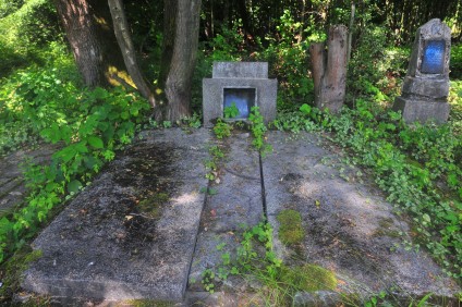 Nagrobek rodzin Hauer, i Bystron