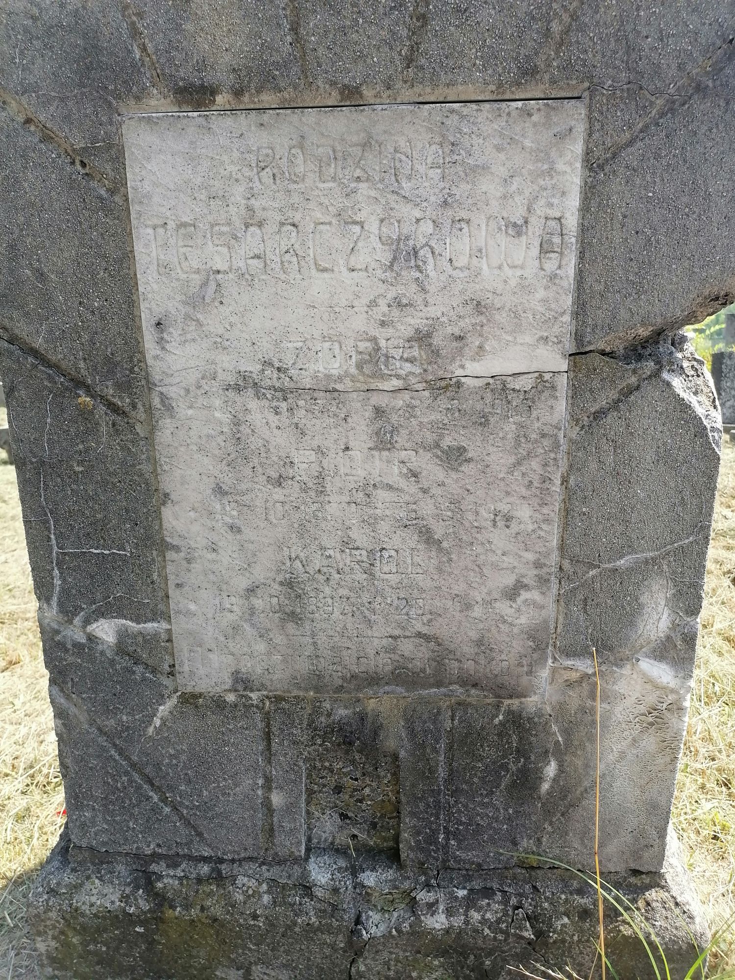 Nagrobek rodziny Tesarczykowej, cmentarz w Karwinie Dołach, stan 2022