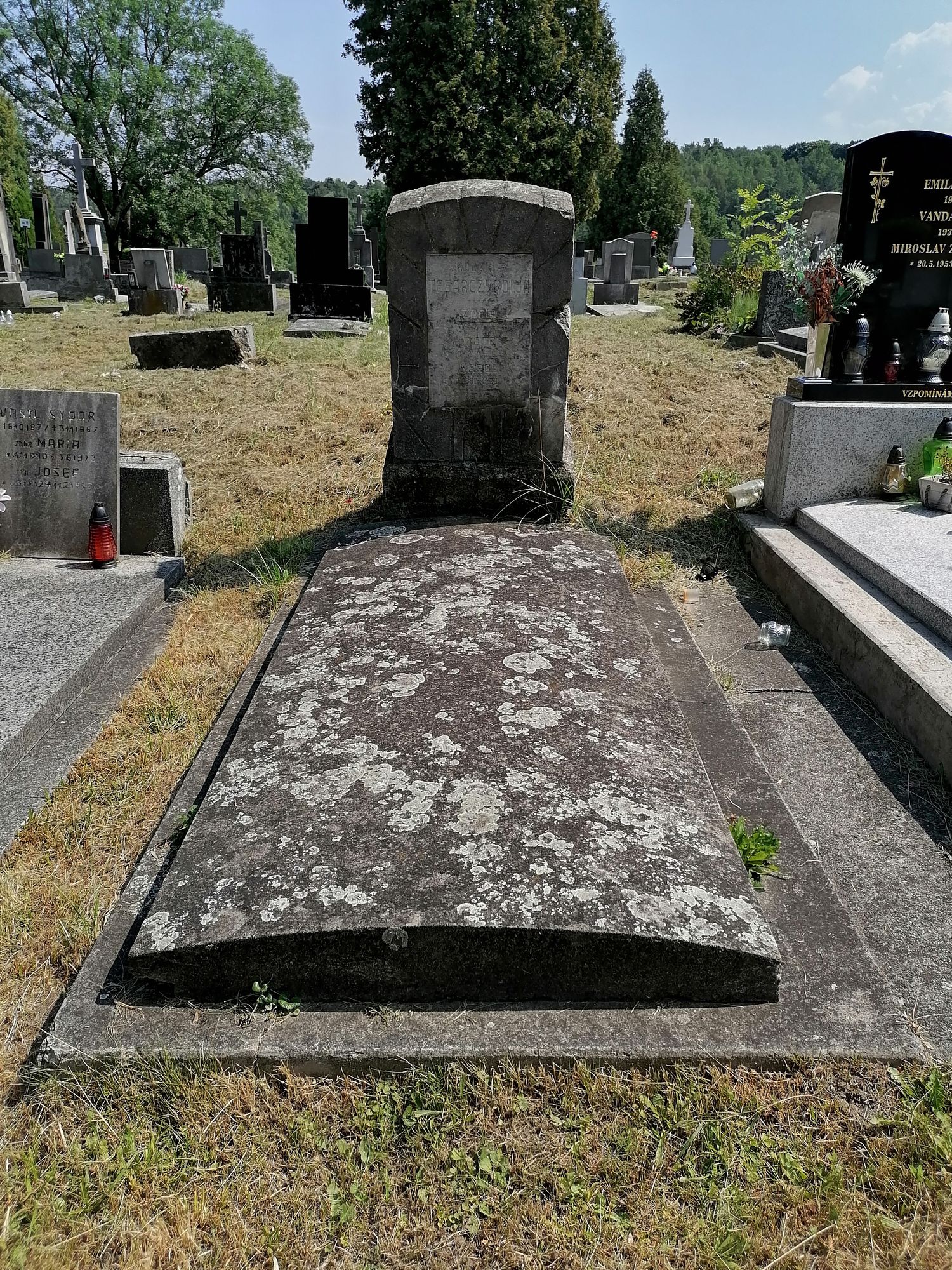Nagrobek rodziny Tesarczykowej, cmentarz w Karwinie Dołach, stan 2022
