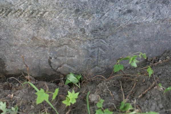 Fragment nagrobka Tekli Dolińskiej, cmentarz na Rossie w Wilnie, stan z 2013 r.