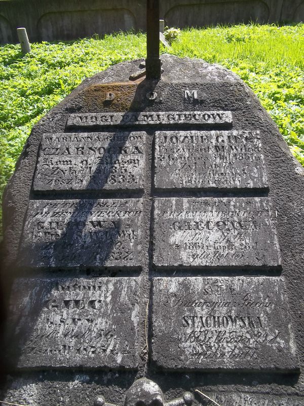 Fragment nagrobka rodziny Gieców oraz Marianny Czarnockiej i Katarzyny Stachowskiej, cmentarz na Rossie w Wilnie, stan z 2014