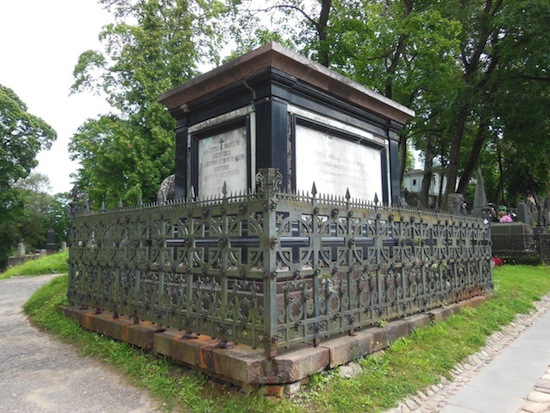 Tomb of Veronika and Ignacy Korwin-Milewski, Na Rossa cemetery in Vilnius, as of 2013.