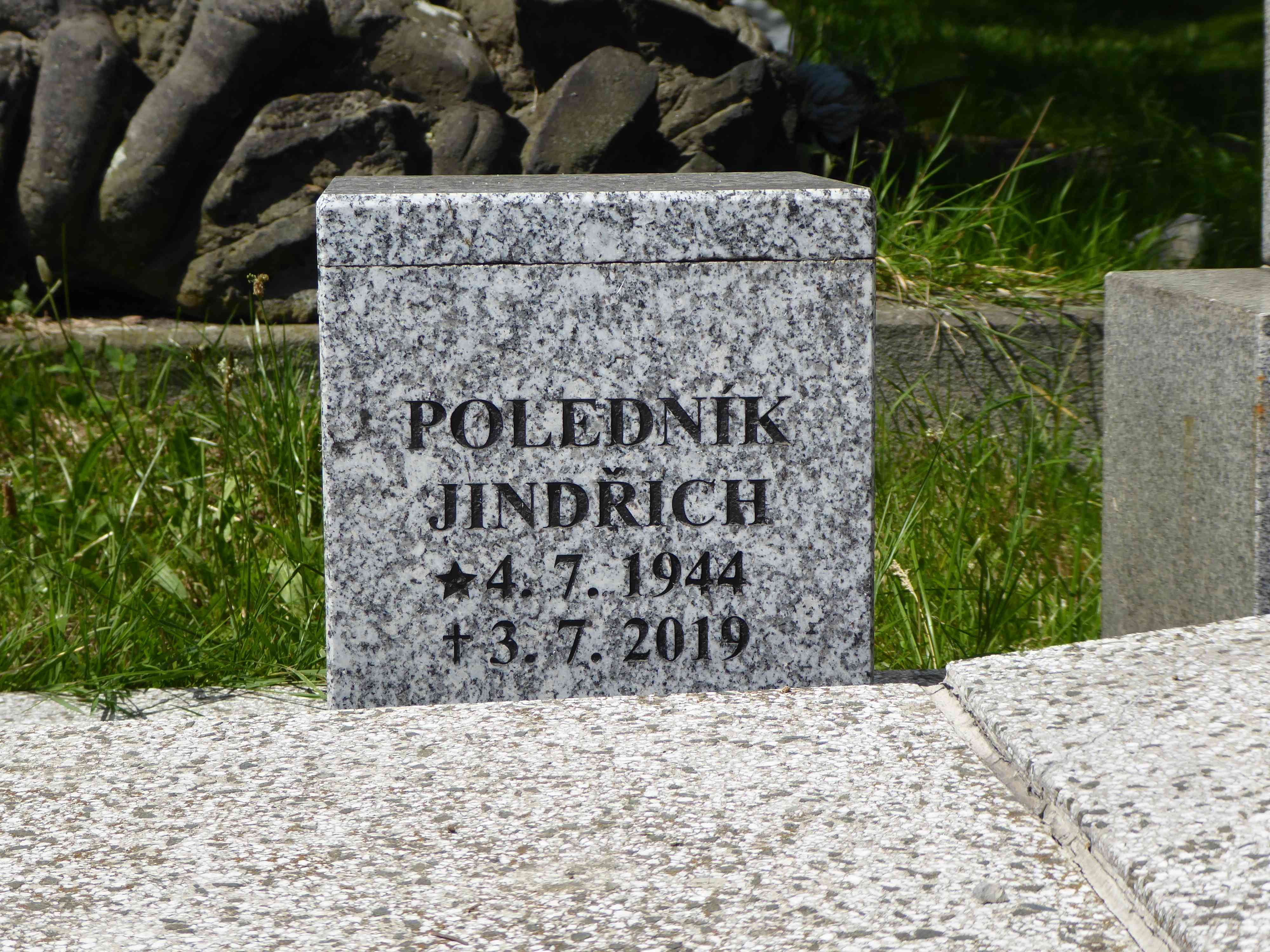 Fotografia przedstawiająca Tombstone of the Mokroszová family, Hildegard Geschwandtner and Poledník Jindřich