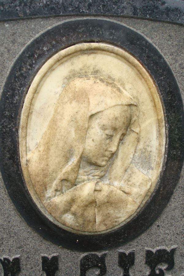 Fragment nagrobka rodziny Jamonttów, cmentarz Na Rossie w Wilnie, stan z 2013 r.