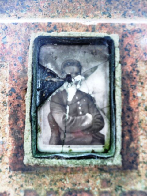 Detail of the gravestone of Aleksandra, Franciszek and Jerzy Roginski, Rossa cemetery in Vilnius, as of 2013