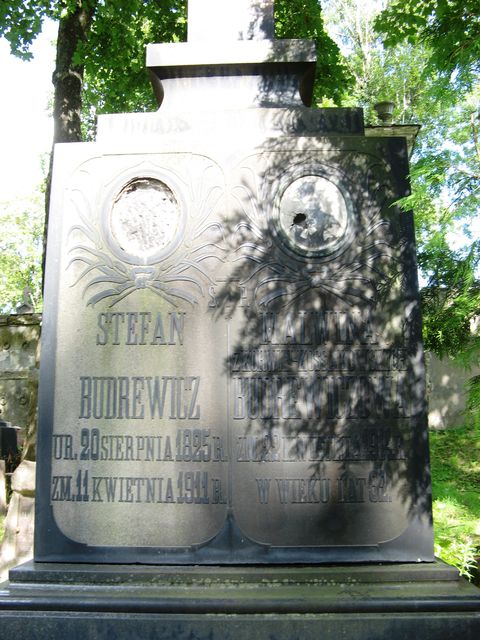 Fragment grobowca Malwiny i Stefana Budrewiczów, cmentarz na Rossie w Wilnie, stan z 2013