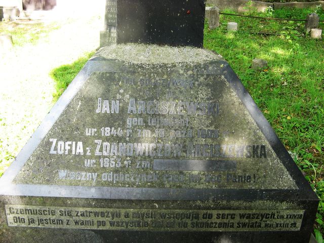 Fragment nagrobka Jana i Zofii Arciszewskich, cmentarz na Rossie w Wilnie, stan z 2013