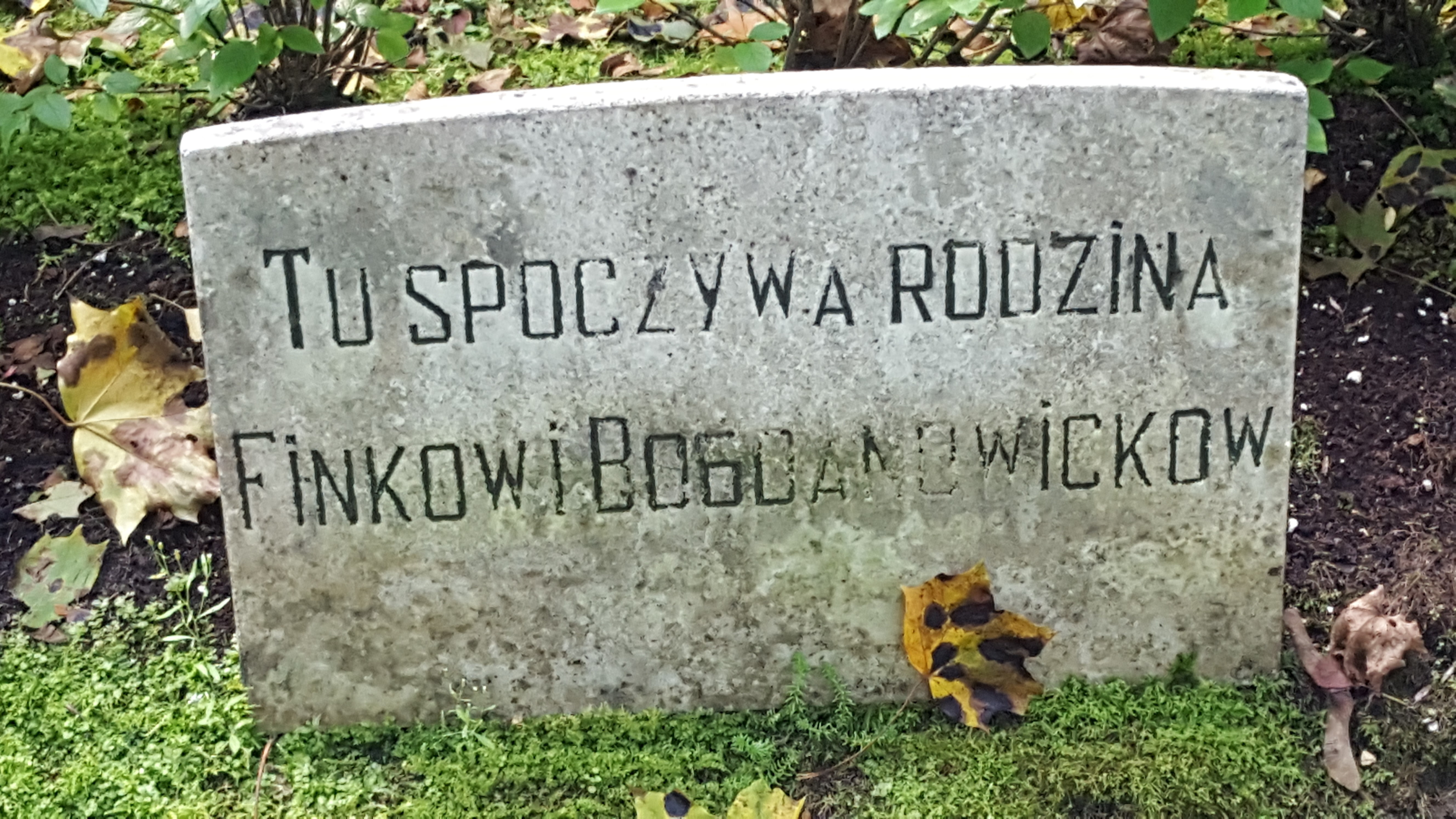 Napis z nagrobka rodziny Finków i Bogdanowicków, cmentarz św. Michała w Rydze, stan z 2021 r.