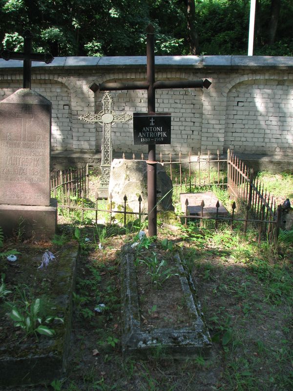 Nagrobek Antoniego Antropika, cmentarz na Rossie w Wilnie, stan na 2013 r.