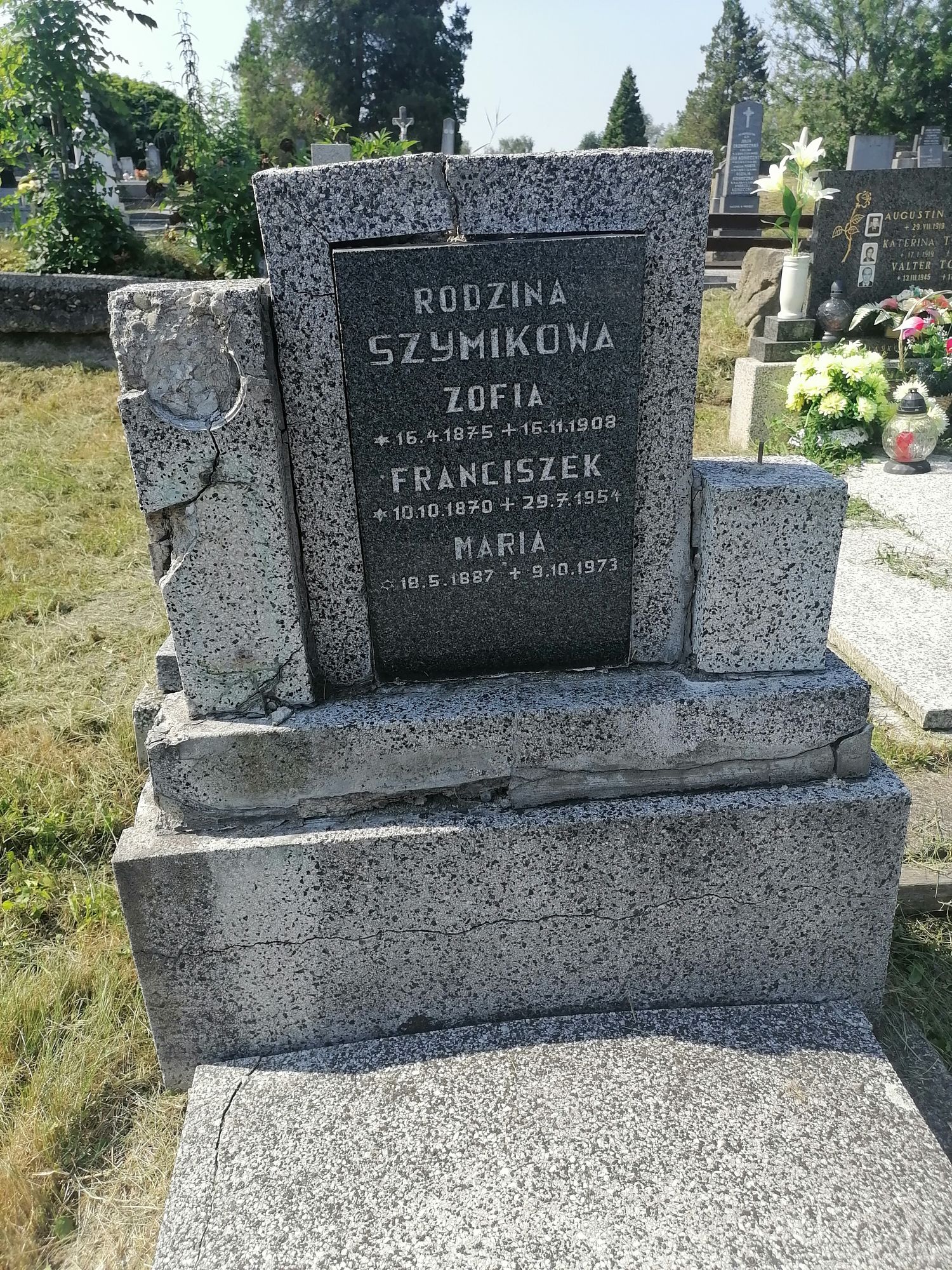 Nagrobek rodziny Szymikowej, cmentarz w Karwinie Dołach, stan 2022