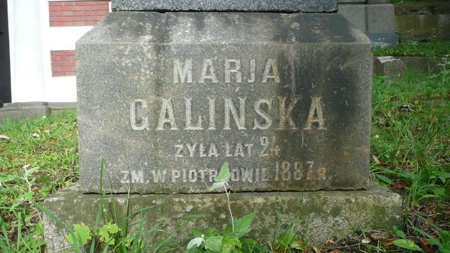 Fragment nagrobka Eweliny, Marii i Nikodema Galińskich, cmentarz na Rossie w Wilnie, stan z 2013