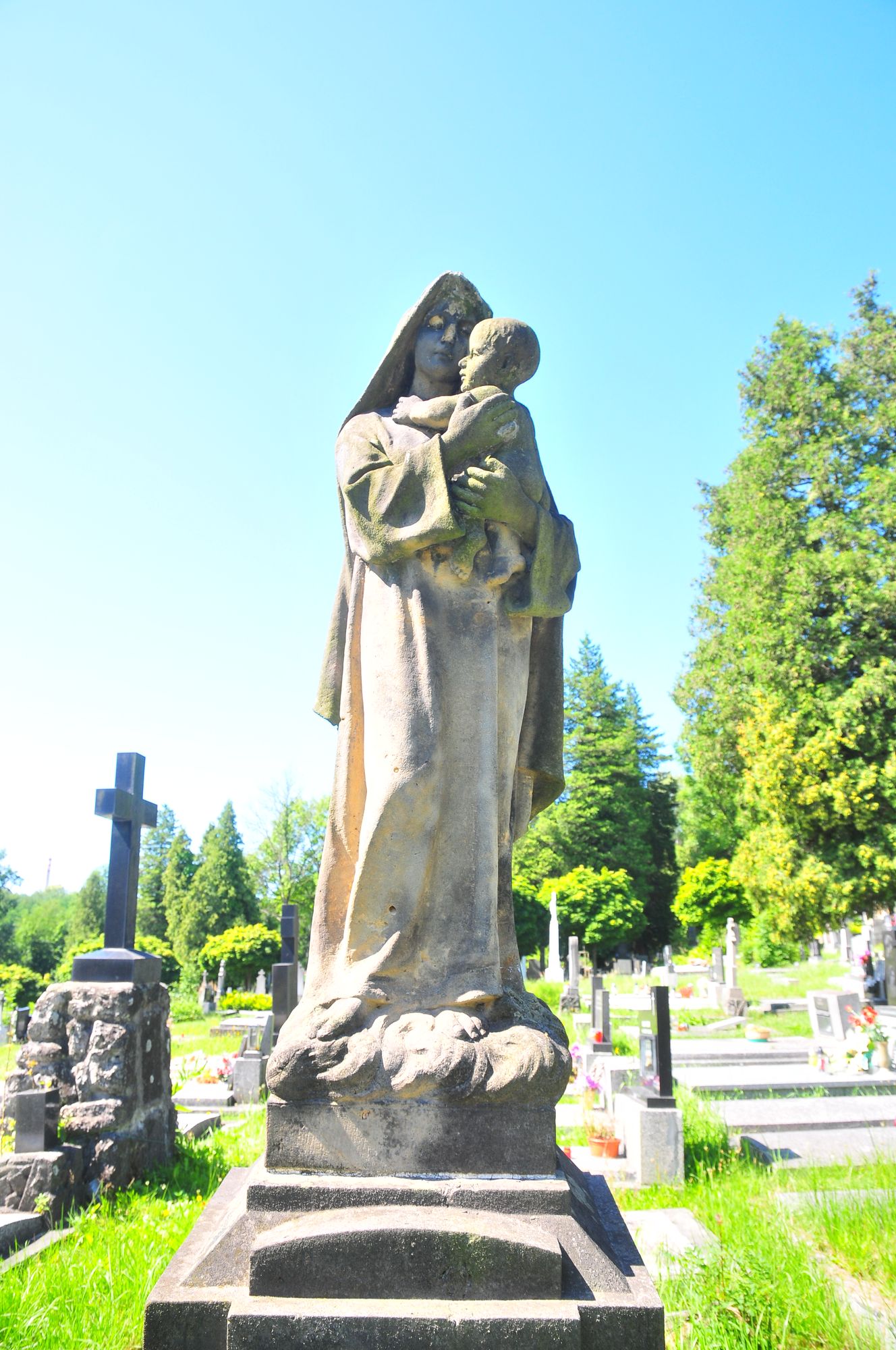 Tombstone of Jan Nemenarz and Karolina Nemenarz, cemetery in Karviná Doły, state 2022