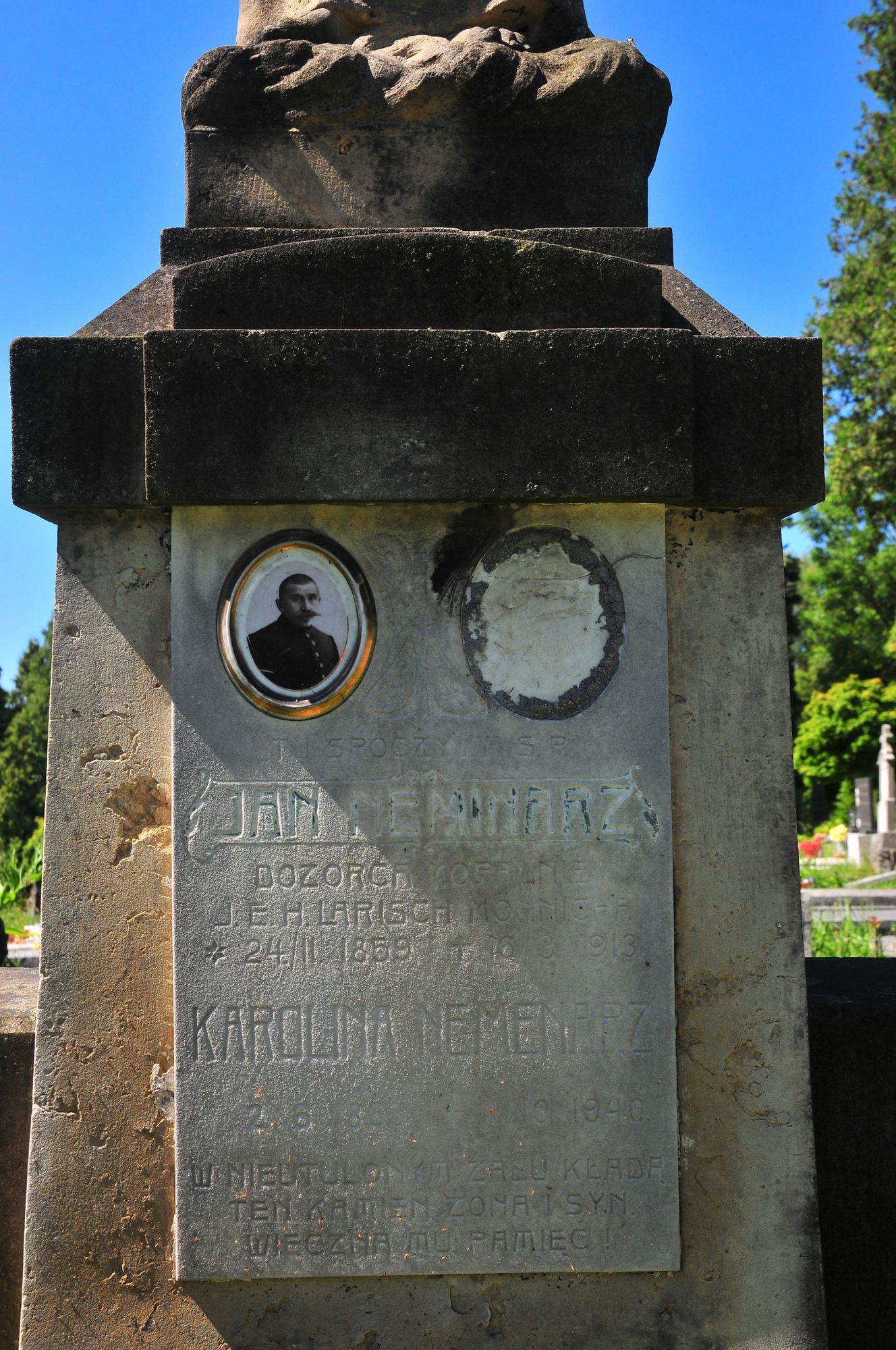 Tombstone of Jan Nemenarz and Karolina Nemenarz, cemetery in Karviná Doły, state 2022