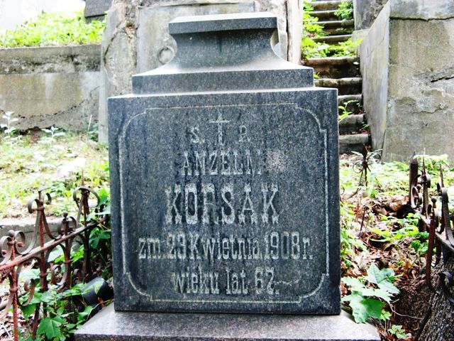 Fragment nagrobka Anzelma Korsaka, cmentarz na Rossie w Wilnie, stan z 2013
