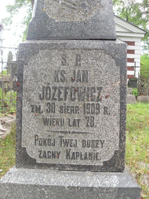 Fragment nagrobka Jana Józefowicza, cmentarz na Rossie w Wilnie, stan z 2013