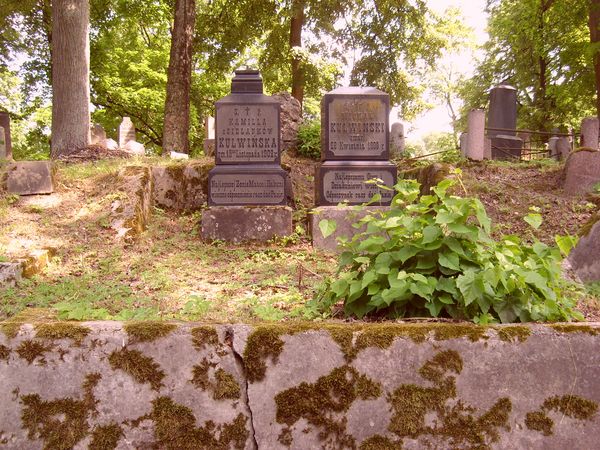 Tombstone of Kamila and Wanda Kulwinski, Ross Cemetery in Vilnius, as of 2013.