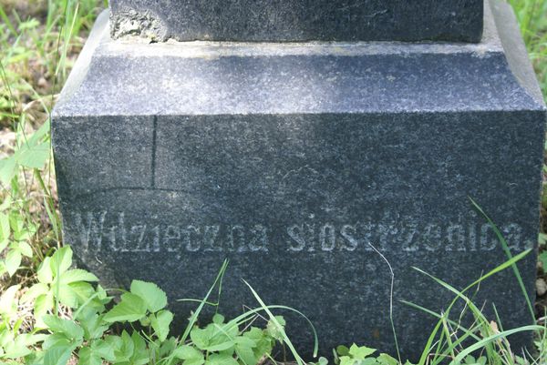 Фрагмент надгробка Йоанни Чарноцької на кладовищі Росса у Вільнюсі, станом на 2013 рік.