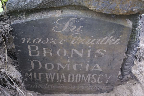 Inscription from the tombstone of Bronislaw and Dominika Niewiadomski, Na Rossie cemetery in Vilnius, as of 2013.