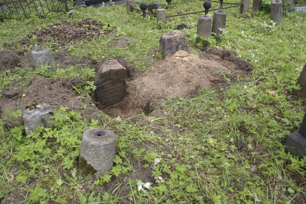 Tombstone of Bronislaw and Dominika Niewiadomski, Na Rossie cemetery in Vilnius, as of 2013.