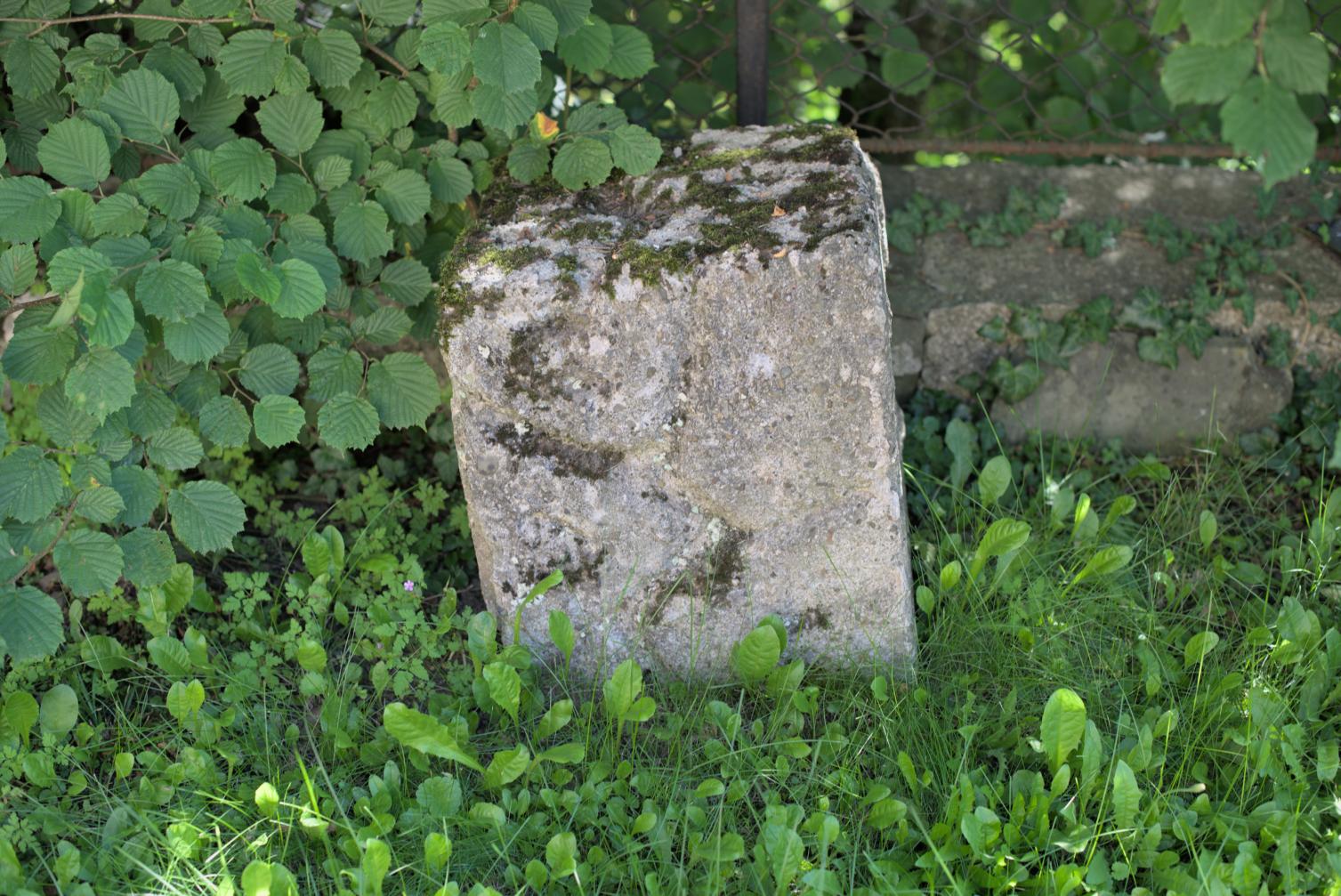 Fotografia przedstawiająca Destruction of a gravestone